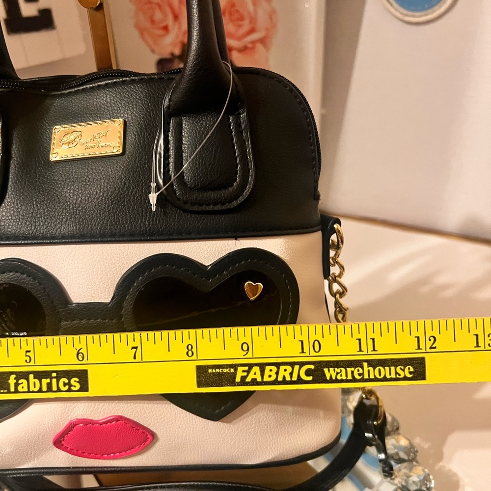 Betsey Johnson NWOT Black and White with Heart Sunglasses crossbody bag - Picture 10 of 12